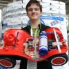Der Schüler Markus Reichel (15) aus Forchheim hält im Deutschen Museum in München ein Bobbycar in Händen, das eine automatische Bremsvorrichtung besitzt. 