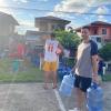 Anstehen zum Wasserholen muss Tobias Fendt aus Altenmünster. Auf den Philippinen ist nach einem Taifun die Wasserversorgung zusammengebrochen.