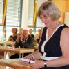 Applaus für die scheidende Rektorin der Ottobeurer Grundschule: Ulrike Sprick freute sich über jeden einzelnen Glückwunsch. Der Elternbeirat übergab ihr ein kleines Präsent.  	