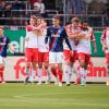 Jahn Regensburg - Schalke: 2. Bundesliga - Übertragung im Free-TV und Live-Stream? Bei Holstein Kiel setzte Jahn Regensburg (in Rot-Weiß) sich souverän durch.