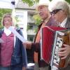 Jetzt die Hymne: (v.l.) Elisabeth Wengenmeir, Gerhard Wrensch, Gudrun Arndt.