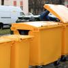 Viele Bürger ärgern sich nach wie vor über die Gelbe Tonne.  Für die Container mit großen Flachdeckeln hätte es  Alternativen gegeben. 