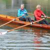 Renate Mücke (l) und Renate Schmid (r) rudern in Ulm  auf der Donau. Der Sport hat die beiden ehemaligen Krebspatientinnen bei der Genesung unterstützt.