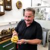 Uhrmachermeister Jürgen Matysik von Uhren-Schmuck Burger hält ein über 100 Jahre altes Schiffschronometer in Händen. Für ihn ein Wunderwerk des Handwerks und der Technik.