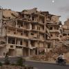 Motorradfahrer passieren zerstörte Gebäude in der Provinz Idlib. Das Auswärtige Amt schätzt nicht nur die Region um Idlib, sondern ganz Syrien als gefährlich für Rückkehrer ein.