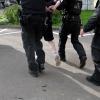 Hier wird der 37-Jährige abgeführt: Ein größerer Polizeieinsatz in Ludwigsfeld sorgte am Dienstagmorgen für Aufsehen.