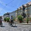 Mit dem Fahrrad durch Augsburgs gute Stube reiht sich eine Sehenswürdigkeit an die andere. Auf dem Weg durch die Maximilianstraße werden Ulrich Koppold und unser radelnder Reporter Oliver (von links) vom Kopfsteinpflaster gewaltig durchgerüttelt.