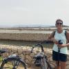 Francesca Frau zeigt Touristen die Schönheiten Cagliaris vom E-Bike aus.