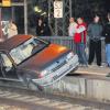 Zwei Unfälle in fünf Minuten verursachte ein 83-jähriger Autofahrer am Mittwochabend in Burgau und Offingen. Am Offinger Bahnhof hatte die Fahrt ein Ende, der Mann landete mit dem Wagen auf den Gleisen.  