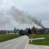 Ein großes Aufgebot an Einsatzkräften kämpft gegen die Flammen an einem landwirtschaftlichen Anwesen in Scheuring. Das Wohnhaus konnte bisher geschützt werden.