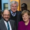 SPD-Chef Martin Schulz (l-r), Horst Seehofer, Vorsitzender der CSU, und Bundeskanzlerin und CDU-Chefin Angela Merkel kommen zur Hauptverhandlungsrunde der Koalitionsverhandlungen im Willy-Brandt-Haus.