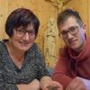 Initiator Johannes Mayr und seine Mutter Andrea begutachten für die Aktion „Gemeinsam für Bienen“ eine Saatprobe 