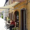 Hubert Bichler wartet vor seinem Café an der Friedberger Jungbräustraße auf Kunden. Am 18. Mai darf er zumindest den Außenbereich wieder nutzen.