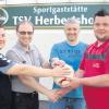 Herbertshofens Fußballführung mit Marco Nußbauer, Rainer Otto und Alexander Baumann (von rechts) hat mit Helmut Gumpp (2. von links) einen alten Bekannten als Trainer für die neue Saison verpflichtet.  