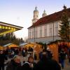 Vor der prächtigen Kulisse des Klosters Holzen findet der Weihnachtsmarkt statt, wo Künstler und Handwerker Schönes und Nützliches anbieten. 	