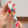 Arzthelferin bereitet eine Masernimpfung vor. Italien hat eine hochumstrittene Pflichtimpfungen beschlossen.
