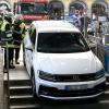 "Falschparker": Chinesische Touristen haben ihr Auto in einen Münchner U-Bahn-Zugang gesteuert.