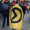 Das Logo der „Identitären Bewegung“ ist immer wieder bei Kundgebungen zu sehen – wie hier in Bautzen. 