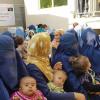 Mütter mit Babys stehen Schlange in einer Einrichtung der deutschen Hilfsorganisation Kinderhilfe Afghanistan. Dort erhalten sie dringend benötigte Säuglingsnahrung. 