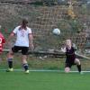 Und wieder klingelt es im Tor des SC Untrasried: Lena Jähn (rotes Trikot, Nummer 4) erzielt eines ihrer insgesamt drei Tore beim 11:0-Sieg des SVS Türkheim gegen den SC Untrasried. 