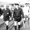 Max Stein (rechts vor Gerd Müller) war viele Jahre als Schiedrsichter aktiv (hier als Linienrichter beim Spiel des FC Pipinsried gegen Bayern München).