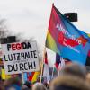 Bei einer Pegida-Kundgebung am 28. Oktober 2017 auf dem Theaterplatz in Dresden wehen auch AfD-Flaggen. Nicht alle AfD-Mitglieder sind allerdings von einer Zusammenarbeit mit Pegida begeistert.