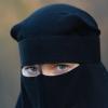 Der Niqab ist ein Gesichtsschleier, der von einigen muslimischen Frauen getragen wird. Eine Muslima will ihn für ihre Zeugenaussage in München zunächst nicht abnehmen. (Archivbild)