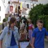 Vier Kinder tragen bei der Prozession eine Skulptur mit der Darstellung der heiligen Anna zusammen mit Maria und dem Jesuskind. 
