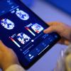 KI-Medizin wird bereits in der Praxis umgesetzt, etwa am Unfallkrankenhaus in Berlin. In einer KI-basierten App sind auf einem Tablet Gehirnbilder eines Patienten zu sehen. Damit können beispielsweise Schlaganfallpatienten in Akutsituationen noch schneller versorgt werden.