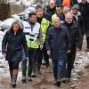 Bundeskanzler Olaf Scholz (vorne rechts) trägt bei seinem Besuch im Hochwassergebiet in Sangerhausen Gummistiefel.