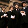 Ringo Starr, John Lennon, Paul McCartney und George Harrison zeigen ihre MBE-Insignien auf dem Vorplatz des Buckingham Palace, nachdem sie von Königin Elisabeth II. empfangen wurden.