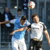 Grzegorz Wojtkowiak (l) von 1860 München im Kopfballduell mit Sandhausens Robert Zillner.