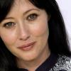 So kennt man noch Shannen Doherty. Doch die Schauspielerin, die an Brustkrebs erkrankt ist, hat sich die Haare abgeschnitten.