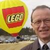 Lego-Chef Kristiansen (im Bild beim Spatenstich für den Günzburger Freizeitpark) hat Post von Günzburger Legoland-Mitarbeitern bekommen. Sie sorgen sich um den Ruf des Unternehmens. 
