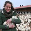 Auf dem Bio-Hühnerhof von Anna Ostermeier und ihrem Mann Jörg leben 6000 Hennen. Das Besondere: Auch ihre „Brüder“, also die männlichen Küken, dürfen aufwachsen und werden nicht wie üblich nach dem Schlüpfen getötet. 