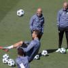 Real Madrids Coach Zinédine Zidane beobachtet Cristiano Ronaldo während einer Trainingseinheit.