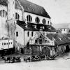 Um 1880: Pferde-Taxis an der Schranne neben der Moritzkirche. Im Hintergrund versperren Gebäude die Durchfahrt zum Königsplatz. 
