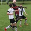 Nicht vom Ball zu trennen: Dank zweier Treffer von Claver Kouakou (Mitte) gewann der SV Bertoldsheim mit 2:1 beim SC Ried.  
