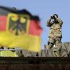 Dutzende deutsche Soldaten und  Polizisten haben einem Zeitungsbericht zufolge unerlaubt für  private Sicherheitsfirmen gearbeitet.
