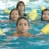 Experten schlagen Alarm, dass immer weniger Kinder sicher schwimmen. Dabei können sich die Mädchen und Buben bereits nach wenigen Stunden Schwimmunterrichts über Wasser hallten.