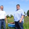 Reinhold Stangl und Andreas Carl kümmern sich um die Blühwiesen und Bienen auf dem Gelände der Molkerei Gropper in Bissingen. 