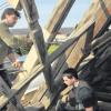 Zimmerermeister Martin Vogelsang (rechts) und Spezialfacharbeiter Michael Peter werden wohl bis Ende April mit der Dachstuhlsanierung des Hauses in der Rennertshofener Marktstraße beschäftigt sein. 