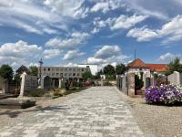 Auf dem Friedhof in Donauwörth sind ein Mann und eine Frau mehrfach durch unangemessenes Verhalten aufgefallen. Jetzt ermittelt die Polizei.