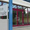 Die Lindenschule in Bellenberg wird saniert. Durch eine angebaute Rampe soll die Schule unter anderem einen barrierefreien Zugang erhalten. 