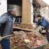 Viele Helfer sammeln nach dem Tornado, der im Mai wütete, Trümmer wie zum Beispiel Dachplatten auf. 