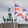 Die Flagge von Großbritannien weht vor dem Deutschlandbesuch des britischen Königs Charles III. vor dem Brandenburger Tor. 