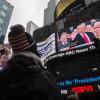 Die Spannung bei Trumps Amtseinführung war um viele Volt höher als Mittwoch bei Bidens Ansprache. Das Foto zeigt Menschen in Trumps Heimatstadt New York, die seine Amtseinführung 2017 verfolgten.