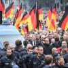 Björn Höcke (Mitte neben Wagen), Vorsitzender der AfD-Fraktion im Thüringer Landtag bei der Demonstration von AfD und dem ausländerfeindlichen Bündnis Pegida.