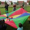 Das gemeinsame Spielen bringt Eltern und Kinder aller Kulturen zusammen.