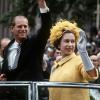 ARCHIV - Die britische Königin Elizabeth II. und ihr Gatte Prinz Philip winken während ihrer Fahrt durch Berlin am 27.05.1965 aus einem offenen Wagen der Berliner Bevölkerung zu. Die britische Monarchin hält sich vom 18. bis 28. Mai 1965 zu ihrem ersten Staatsbesuch in (zu dpa-Themenpaket Queen-Besuch am 10.06.2015) +++(c) dpa - Bildfunk+++